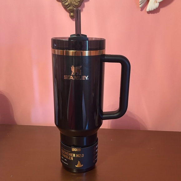 Stanley wicked Elphaba for good - Picture 1 of 2